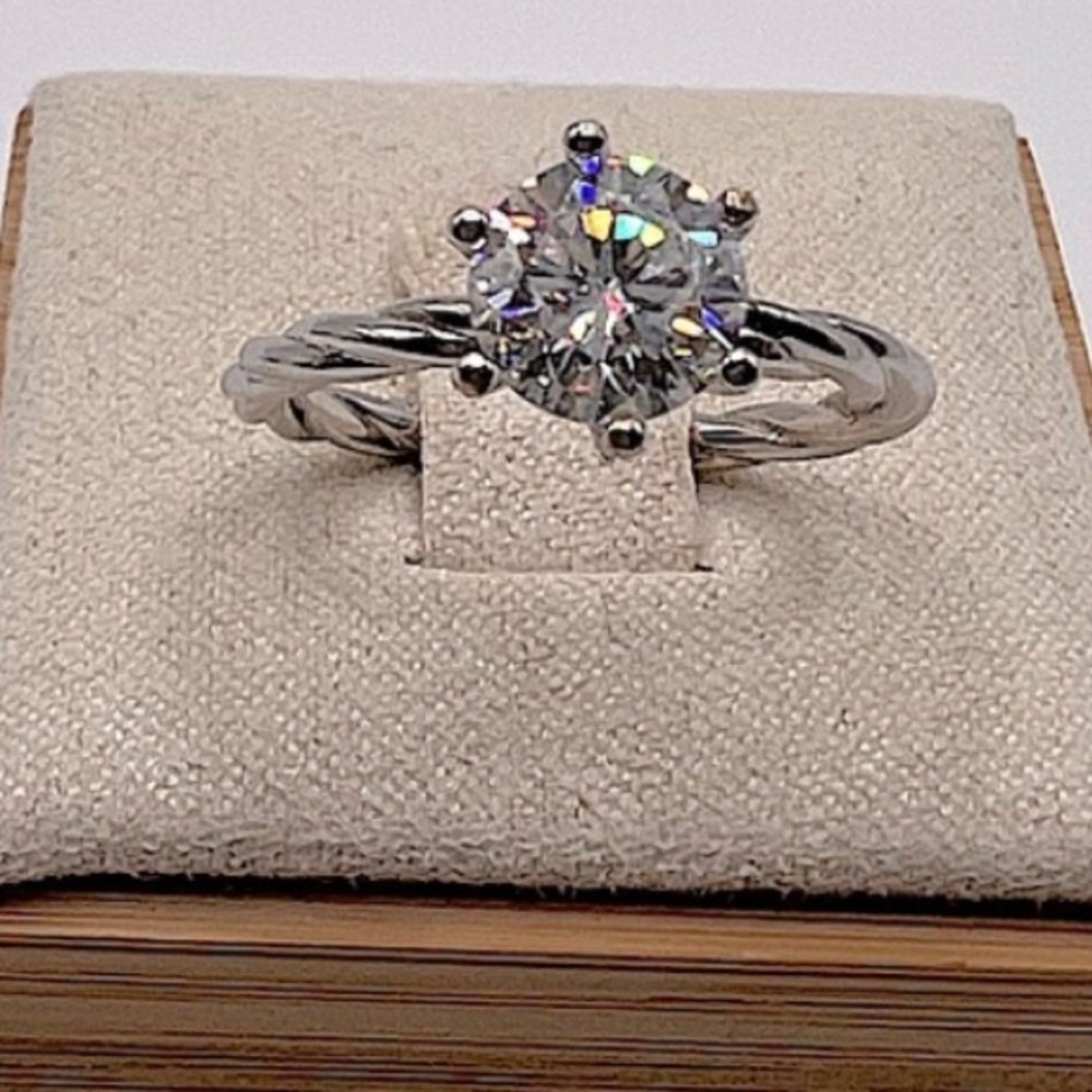 1 carat 6.5mm round brilliant cut engagement ring
